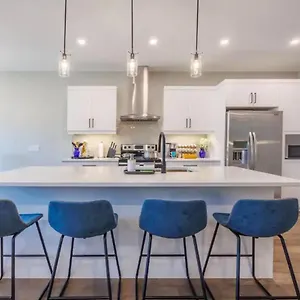 Apartment Modern 3bdr 3 Bath, Garage, Backyard, Theater, Niagara Falls